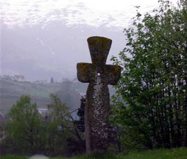 rygg2004 kors.jpg - Kelisk kors p Rygg i Gloppen - Celtic Cross at Rygg, Gloppen May 2004 (Foto: T. Kvien)